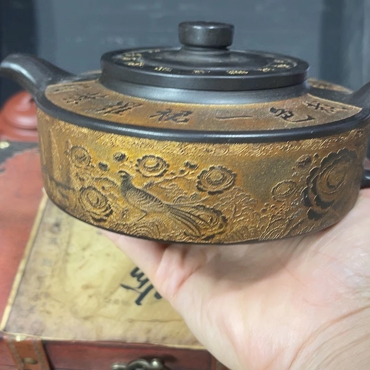 茶壶紫泥原矿泥料手工制作的一把紫砂壶。
