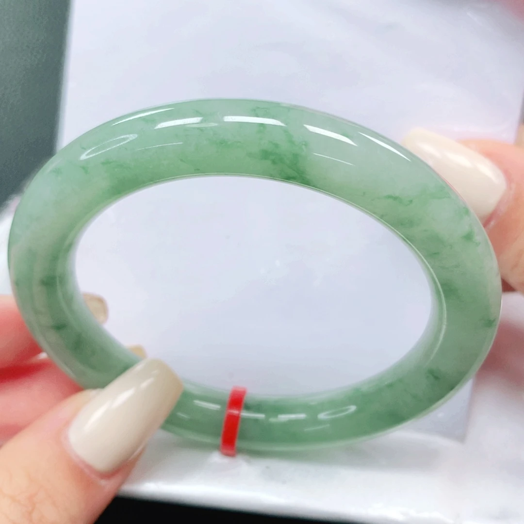 翡翠手镯未镶嵌53。