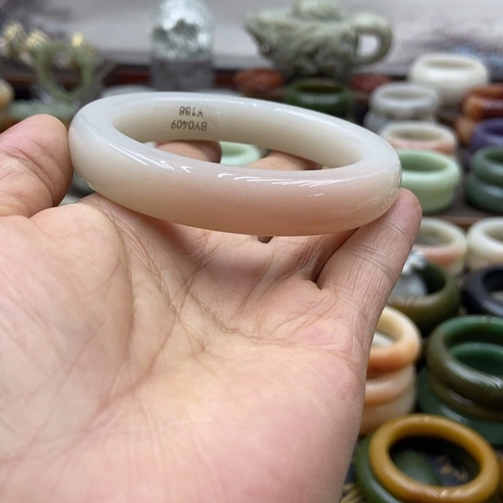 石英岩玉未镶嵌手镯粉桃