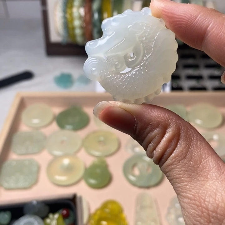 蛇纹石玉颈饰未镶嵌