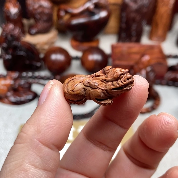 花梨木类案台小貔貅