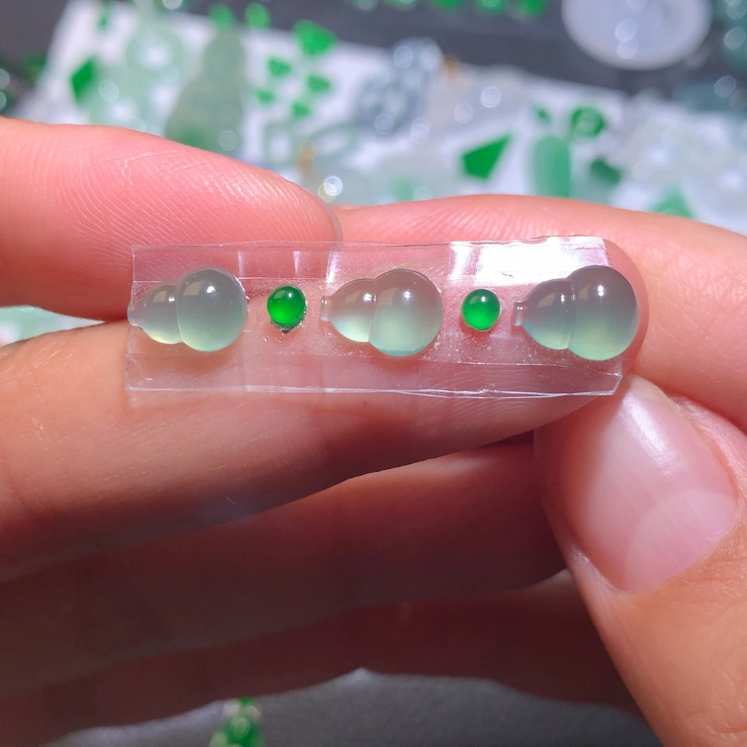 翡翠未镶嵌颈饰葫芦