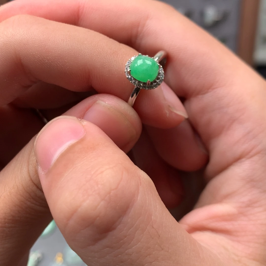 翡翠未镶嵌颈饰你是