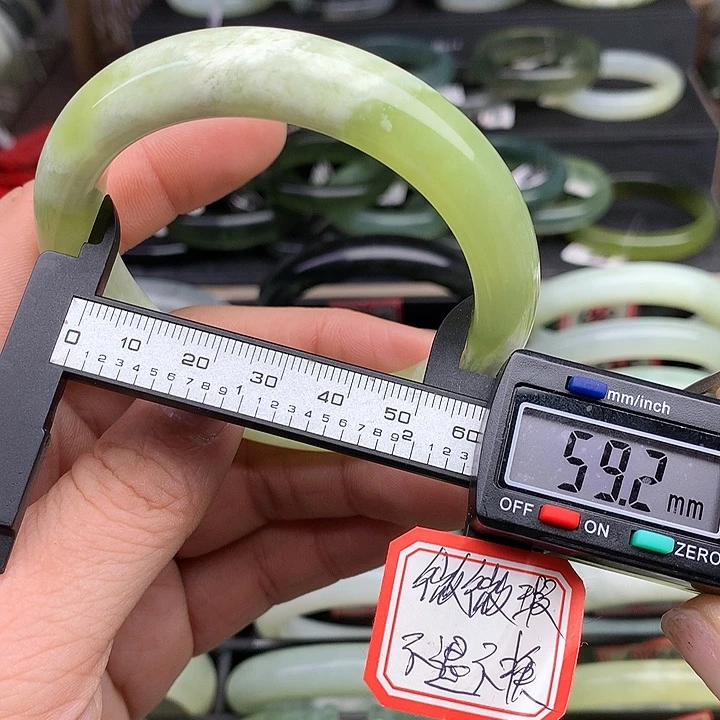 蛇纹石玉手镯未镶嵌638