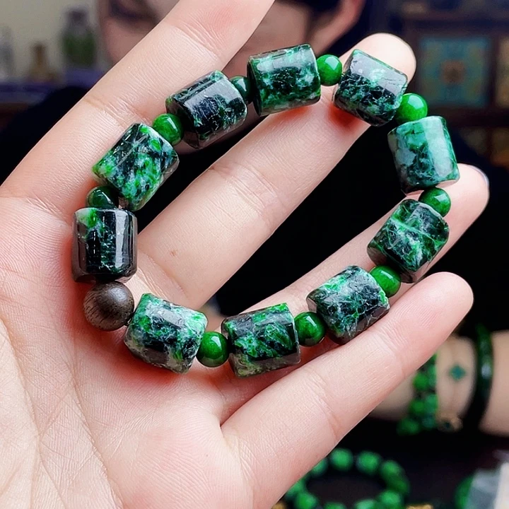 翡翠未镶嵌颈饰多样性