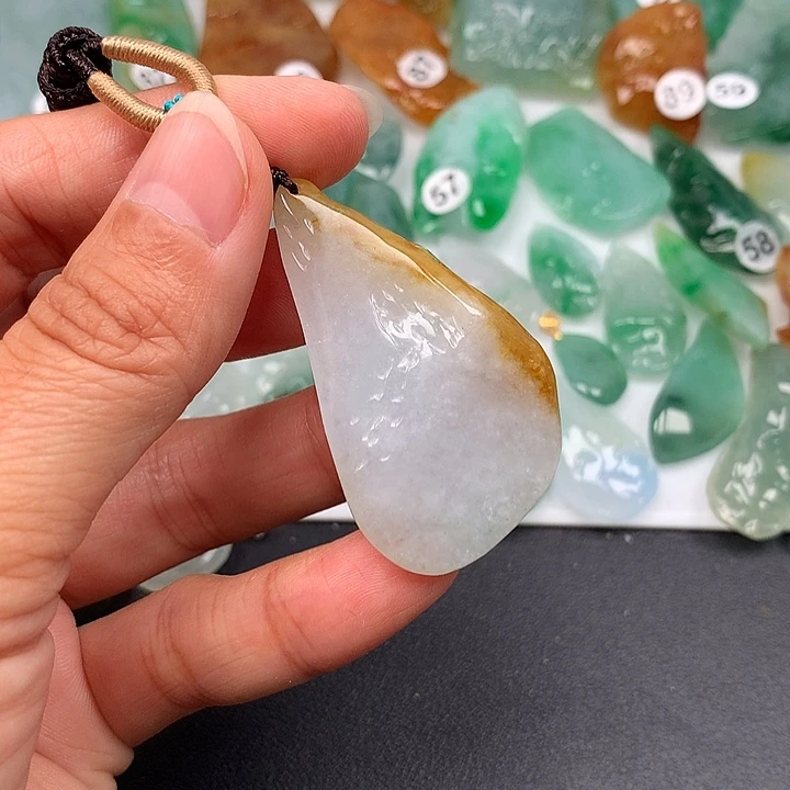 翡翠未镶嵌颈饰随型