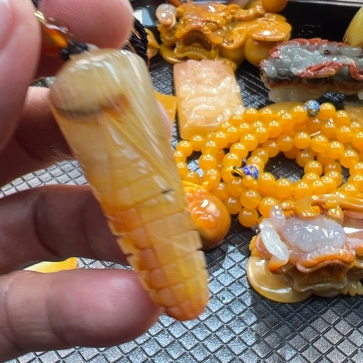 石英质玉（黄龙玉）颈饰未镶嵌