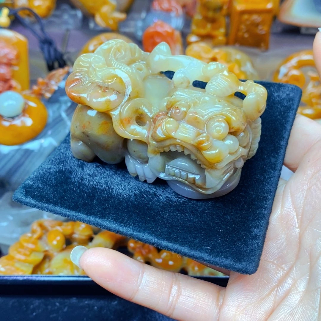 未镶嵌石英质玉（黄龙玉）颈饰