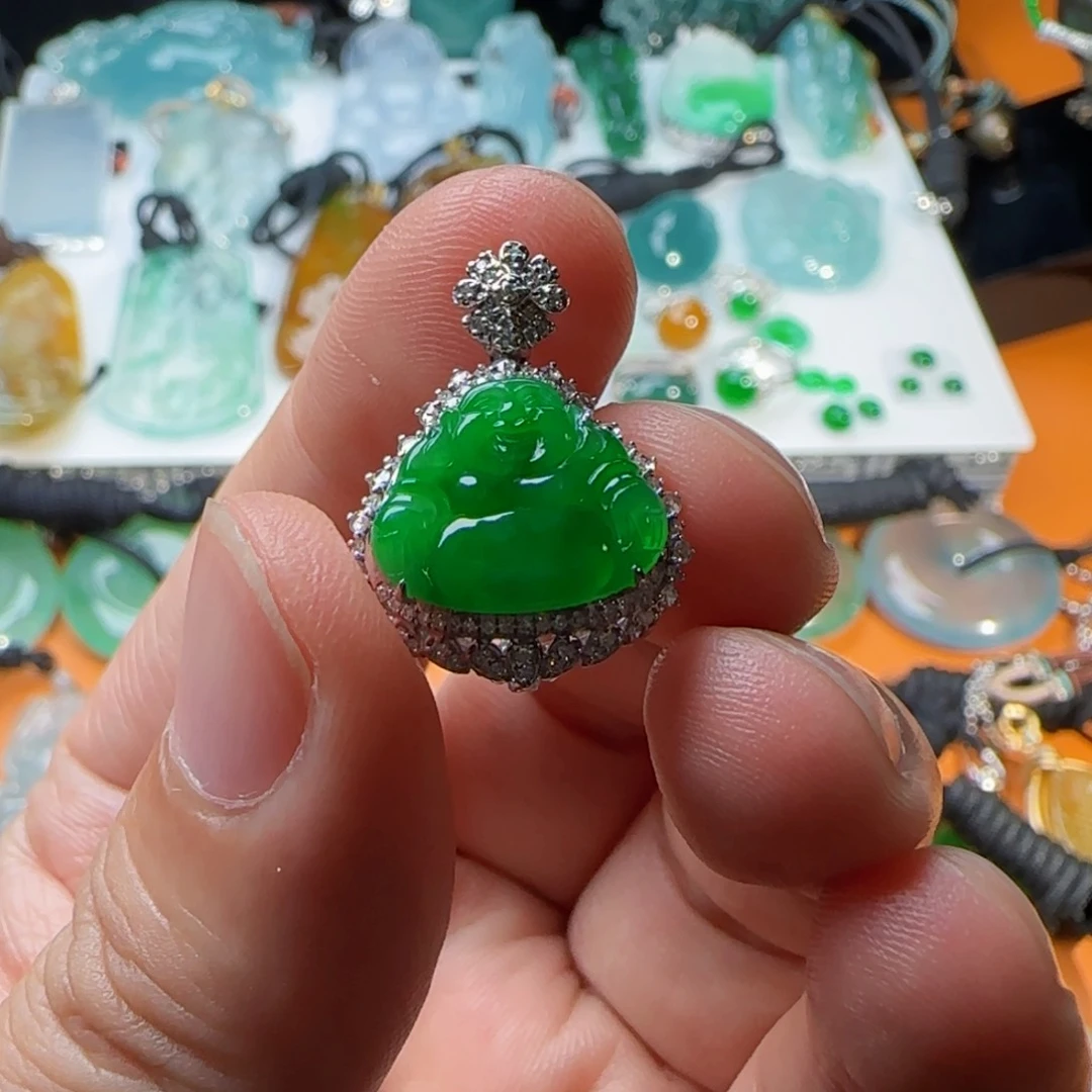 翡翠18K金镶嵌颈饰冰绿小佛