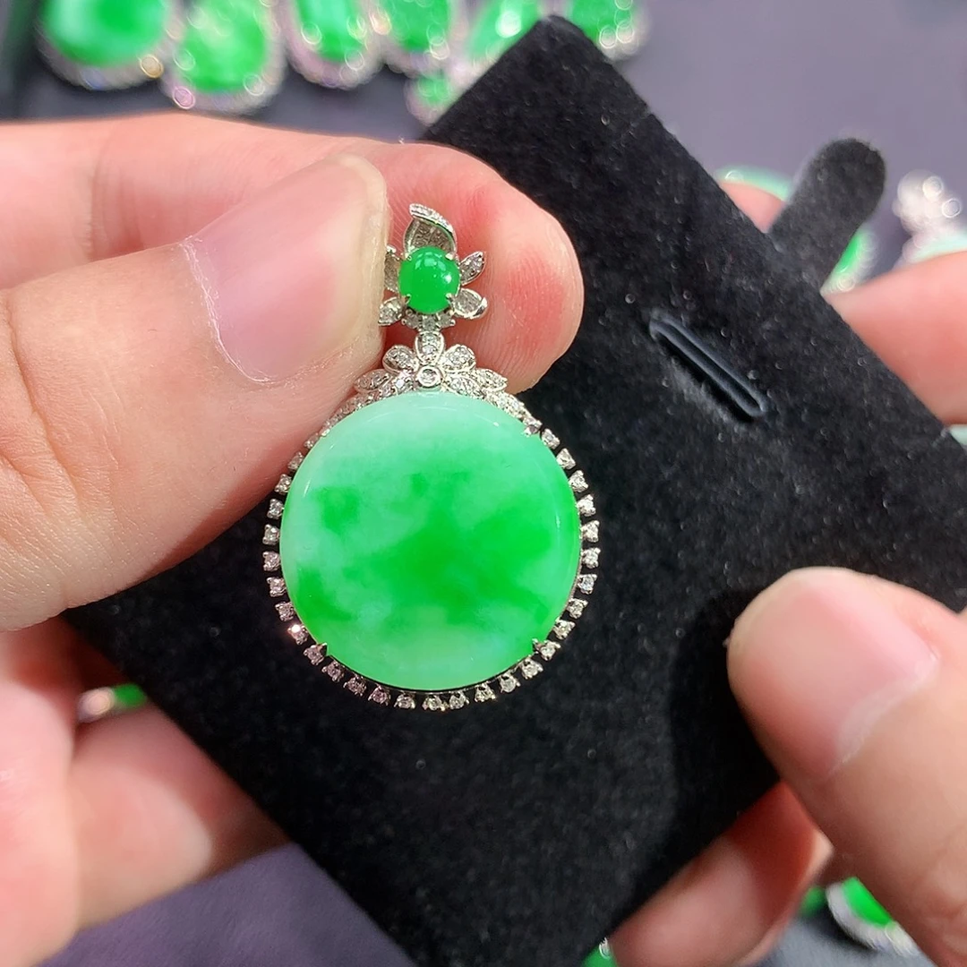 翡翠18K金镶嵌颈饰