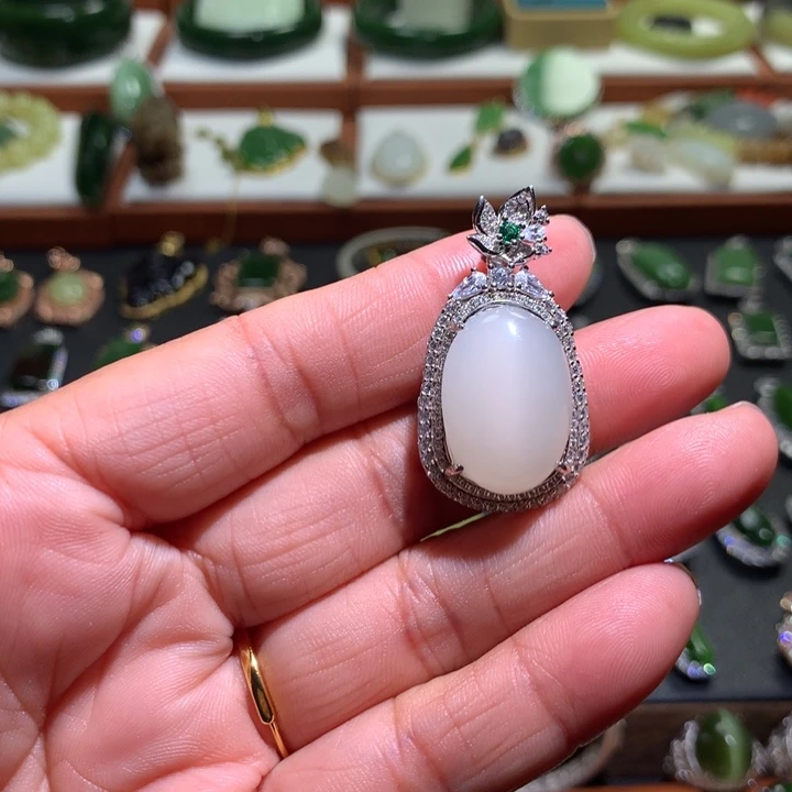 和田玉吊坠银S925镶嵌嘟**逗