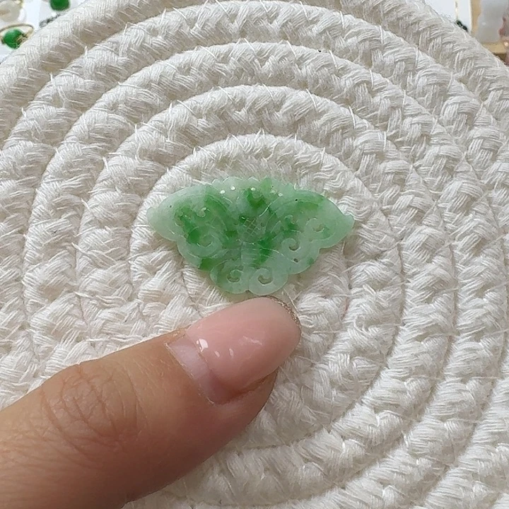 翡翠未镶嵌颈饰镂空蝴蝶