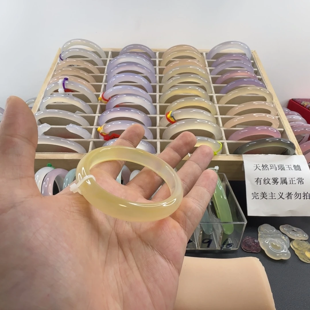 来***谢玛瑙/玉髓未镶嵌手镯