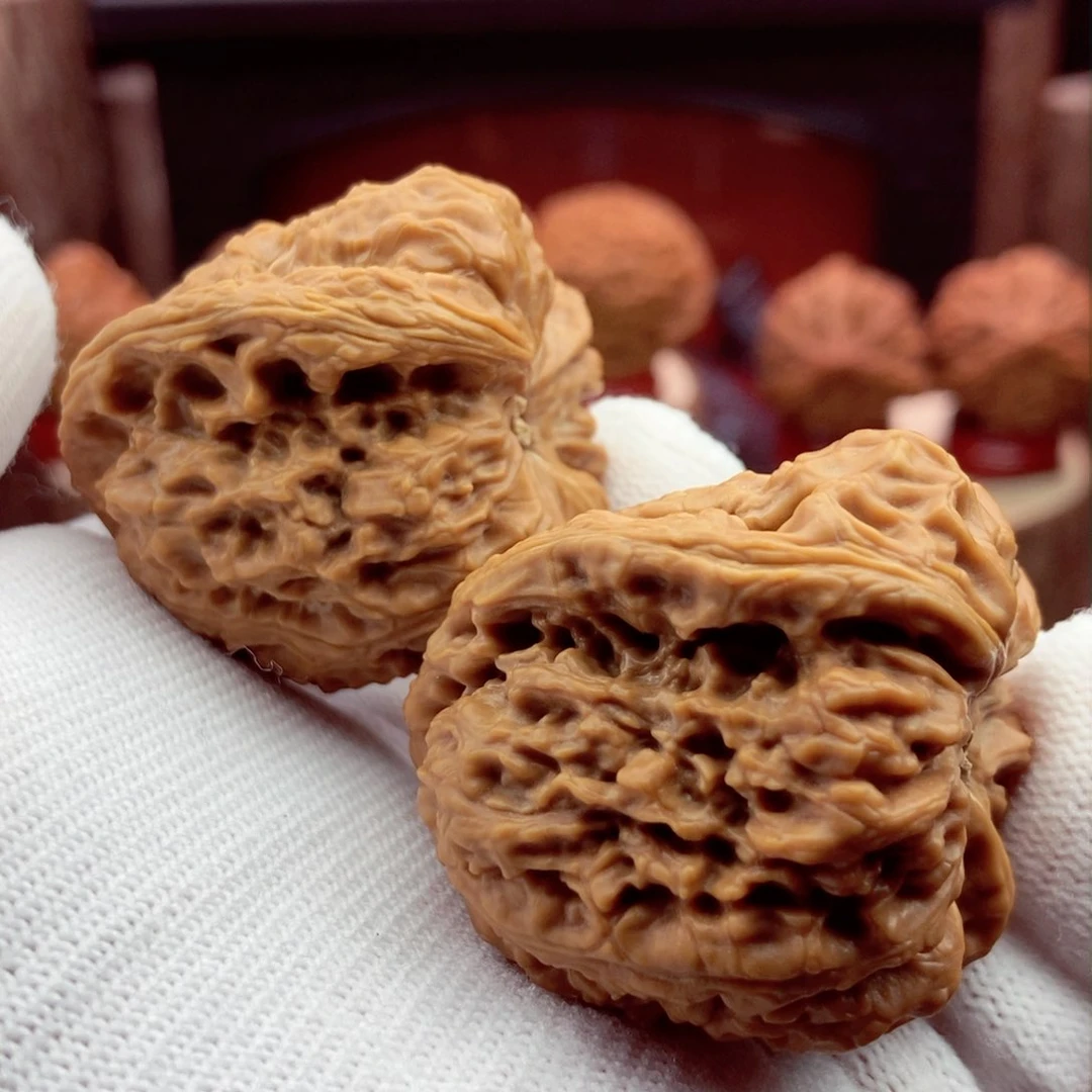 文玩核桃吊坠三角拉丝特留疤41.40.41.46克