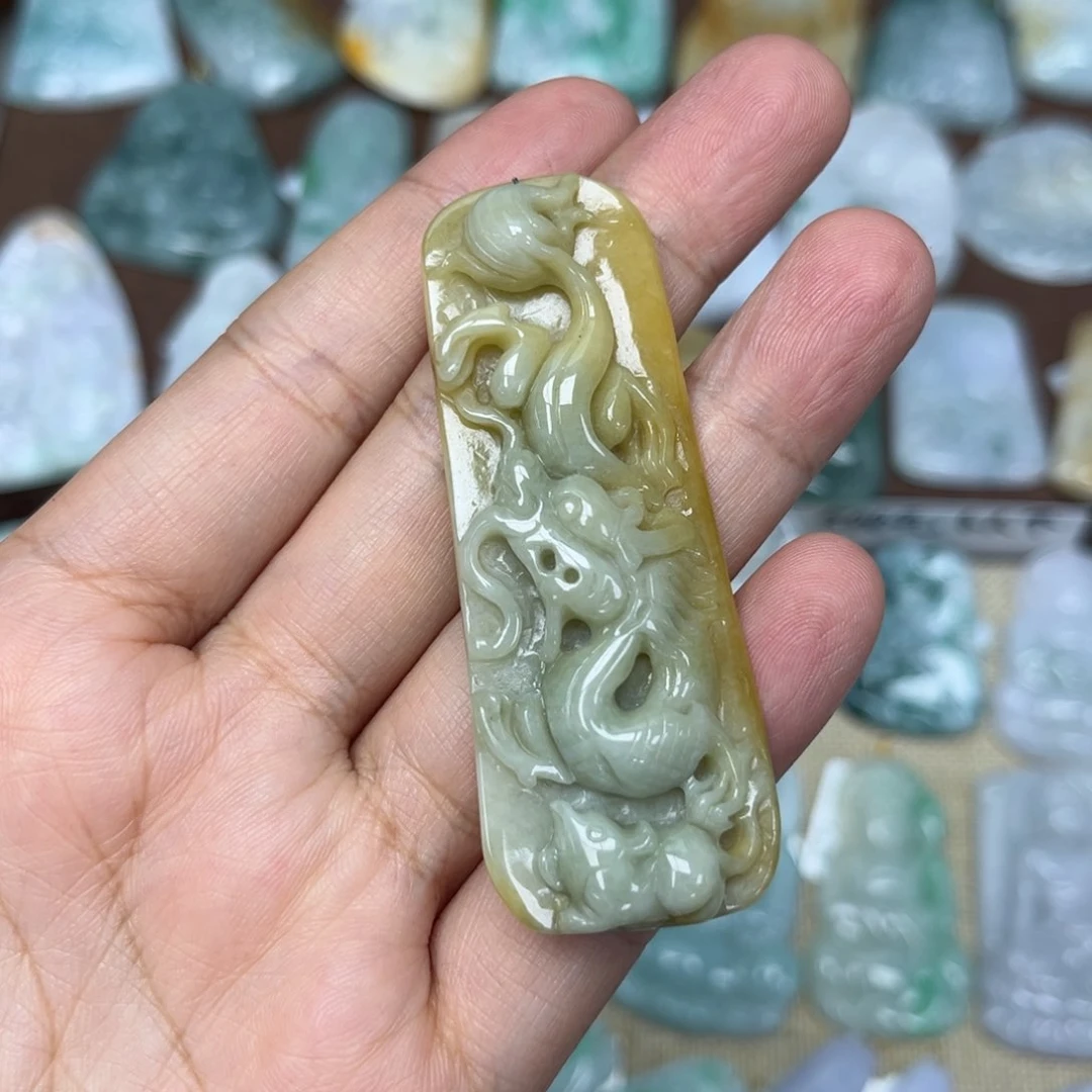 翡翠未镶嵌颈饰龙牌
