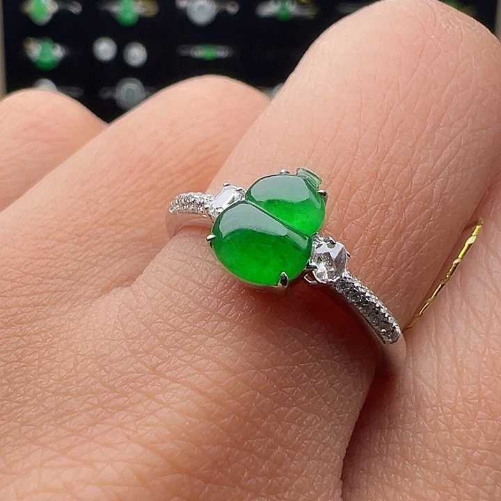 翡翠18K金镶嵌颈饰葫芦