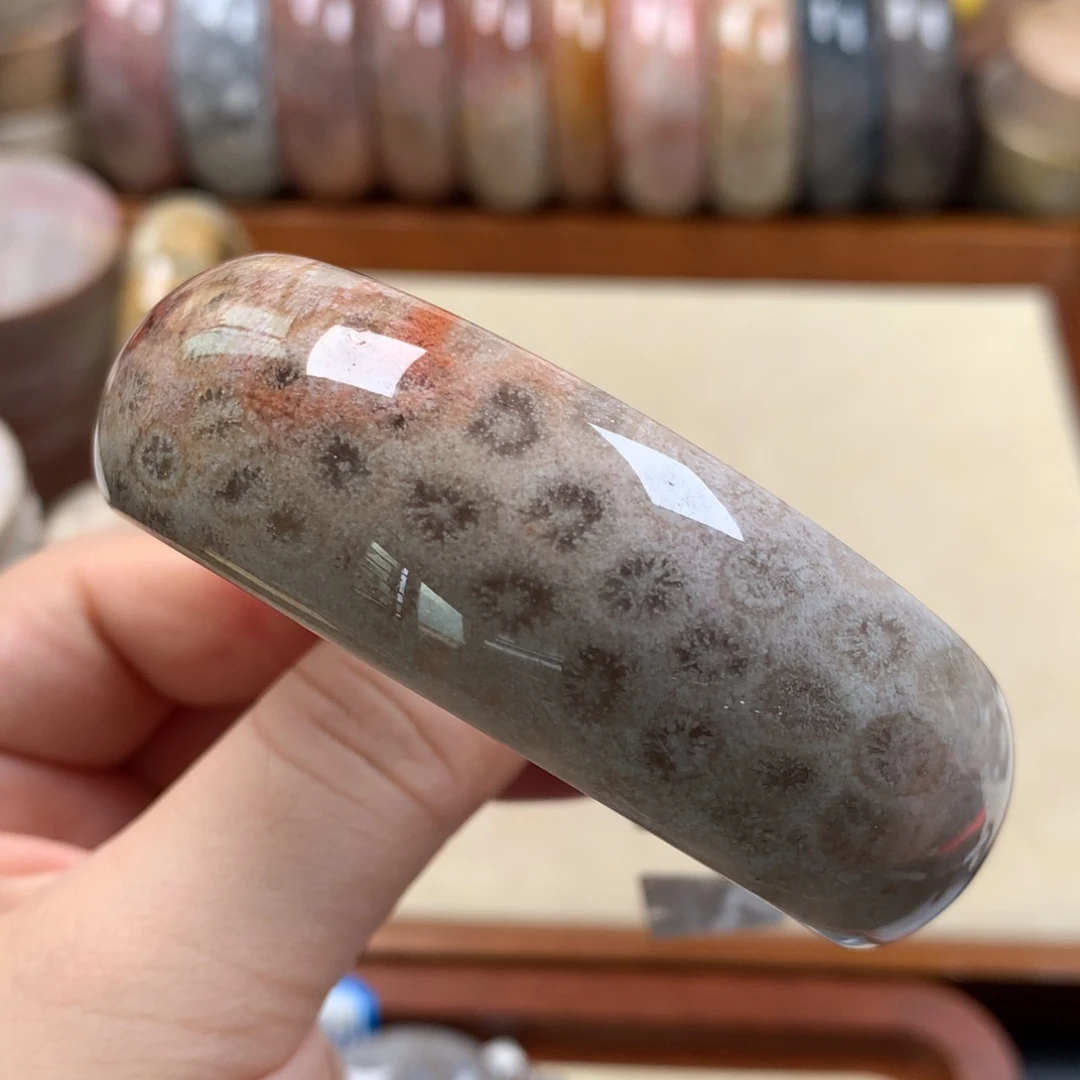 未镶嵌56圈口漏300/个。05硅化珊瑚（珊瑚玉）