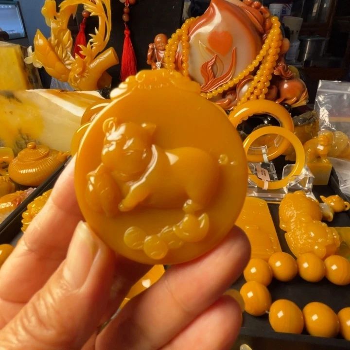 未镶嵌石英质玉（黄龙玉）颈饰