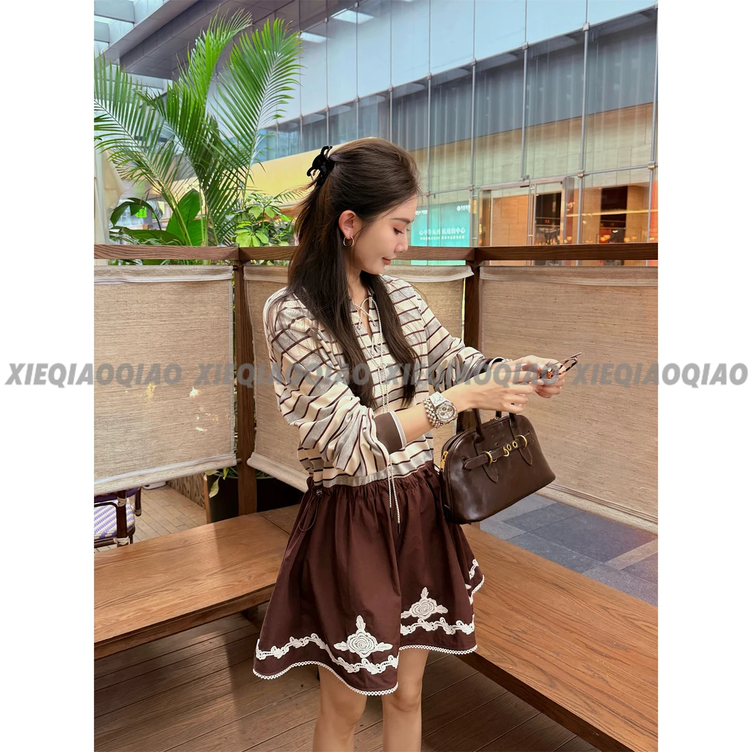 谢荞荞「幻彩花卉」莱赛尔天丝早秋新款拼接设计翻领条纹长袖连衣裙