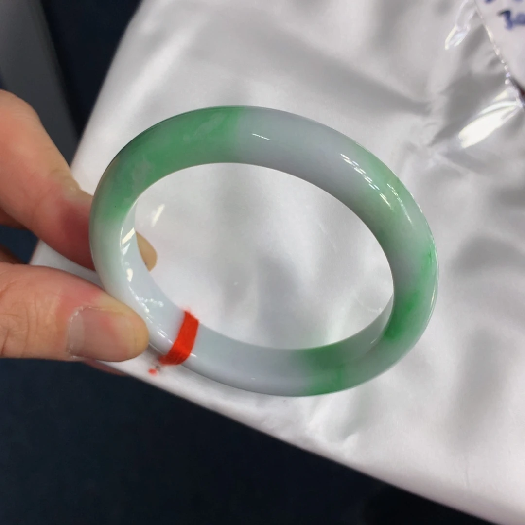 翡翠手镯未镶嵌翡翠