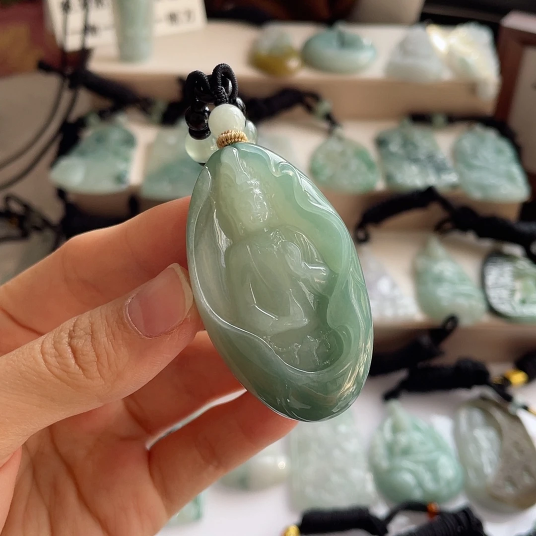 .***哥翡翠未镶嵌颈饰观音