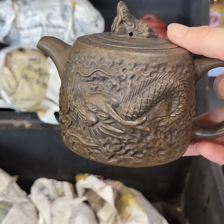 茶壶紫泥原矿泥料手工制作的一把紫砂壶。