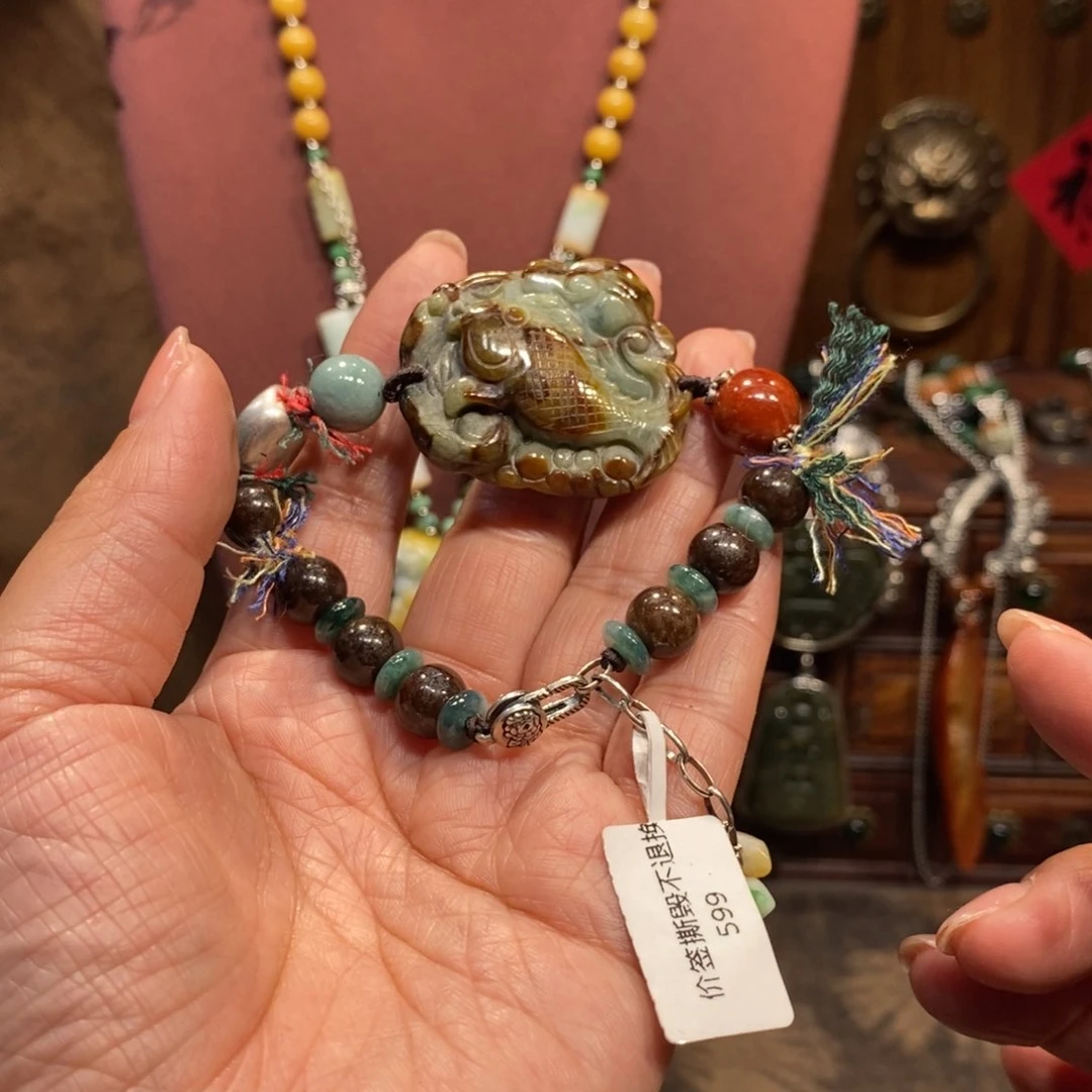 翡翠吊坠(赠链)未镶嵌