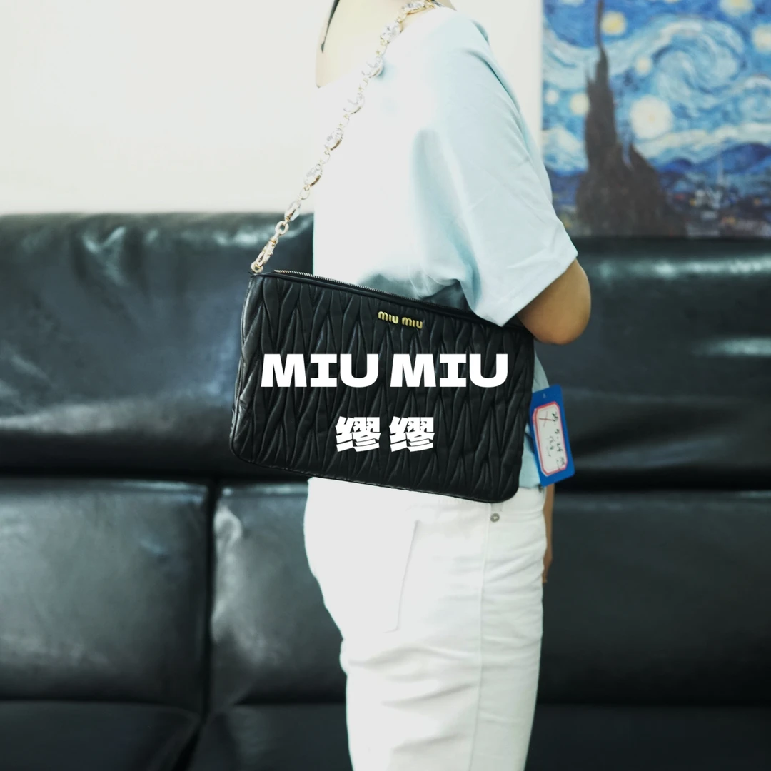 95新 MIU MIU/缪缪 miumiu/黑色褶皱单肩包/EE05814027/4027
