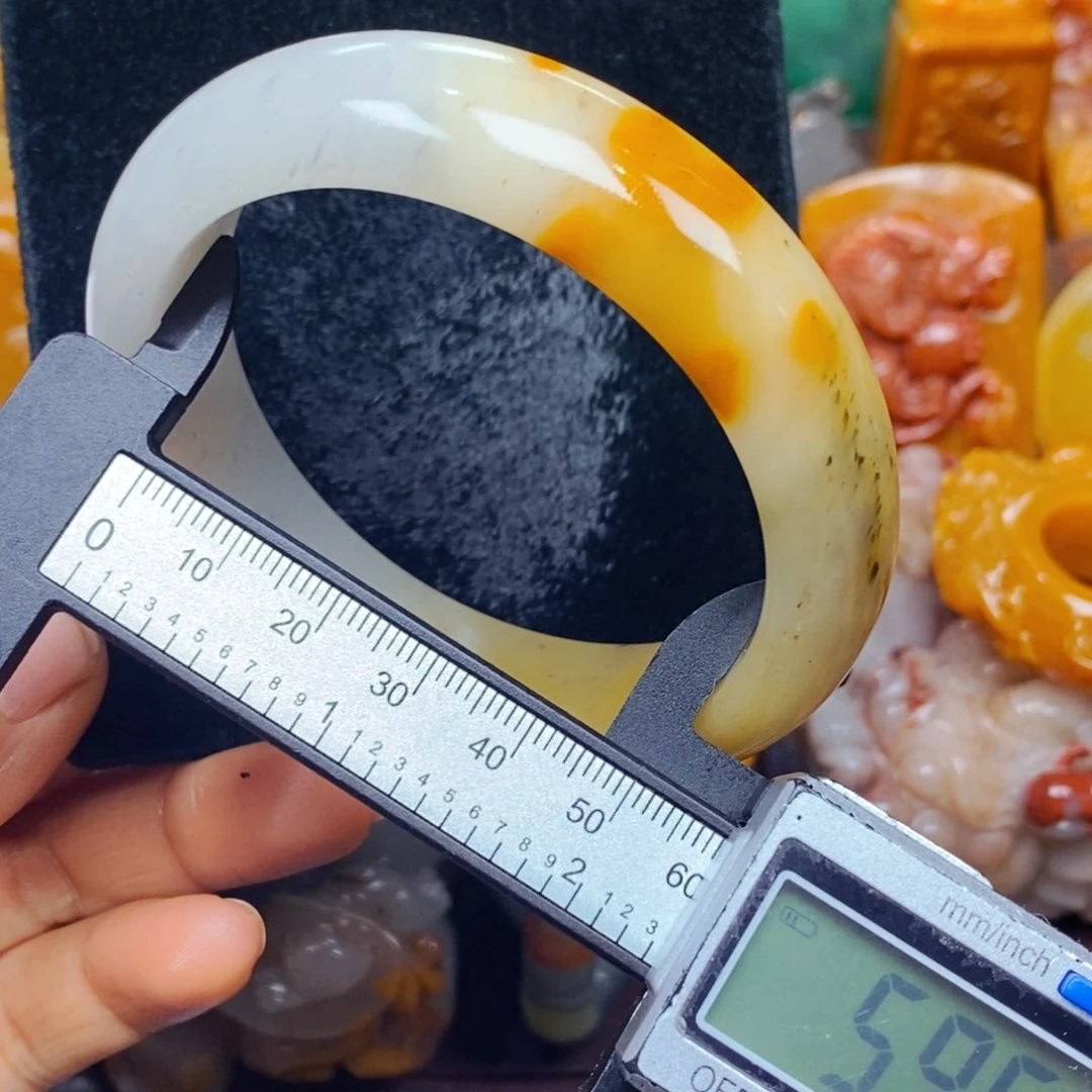 未镶嵌石英质玉（黄龙玉）颈饰