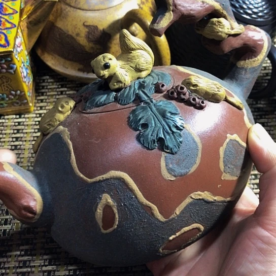 紫砂茶壶原矿泥料手工制作的紫砂壶。