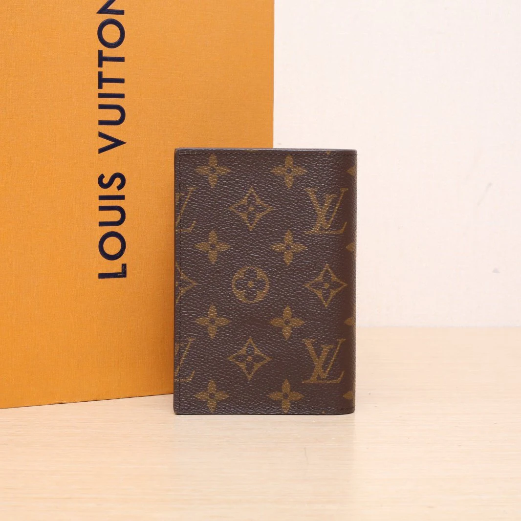 99新 LouisVuitton/路易威登 【念念】 老花 LV 护照套 通体LOGO
