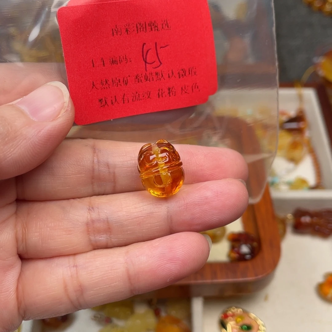 海****琥珀未镶嵌裸石45，微瑕