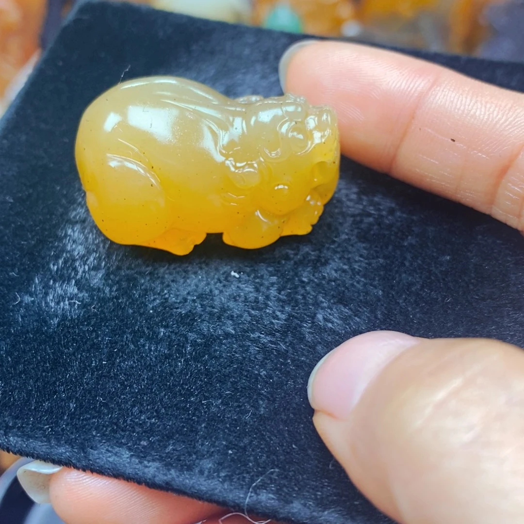 未镶嵌石英质玉（黄龙玉）颈饰