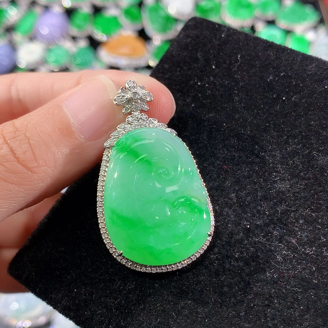 翡翠18K金镶嵌颈饰