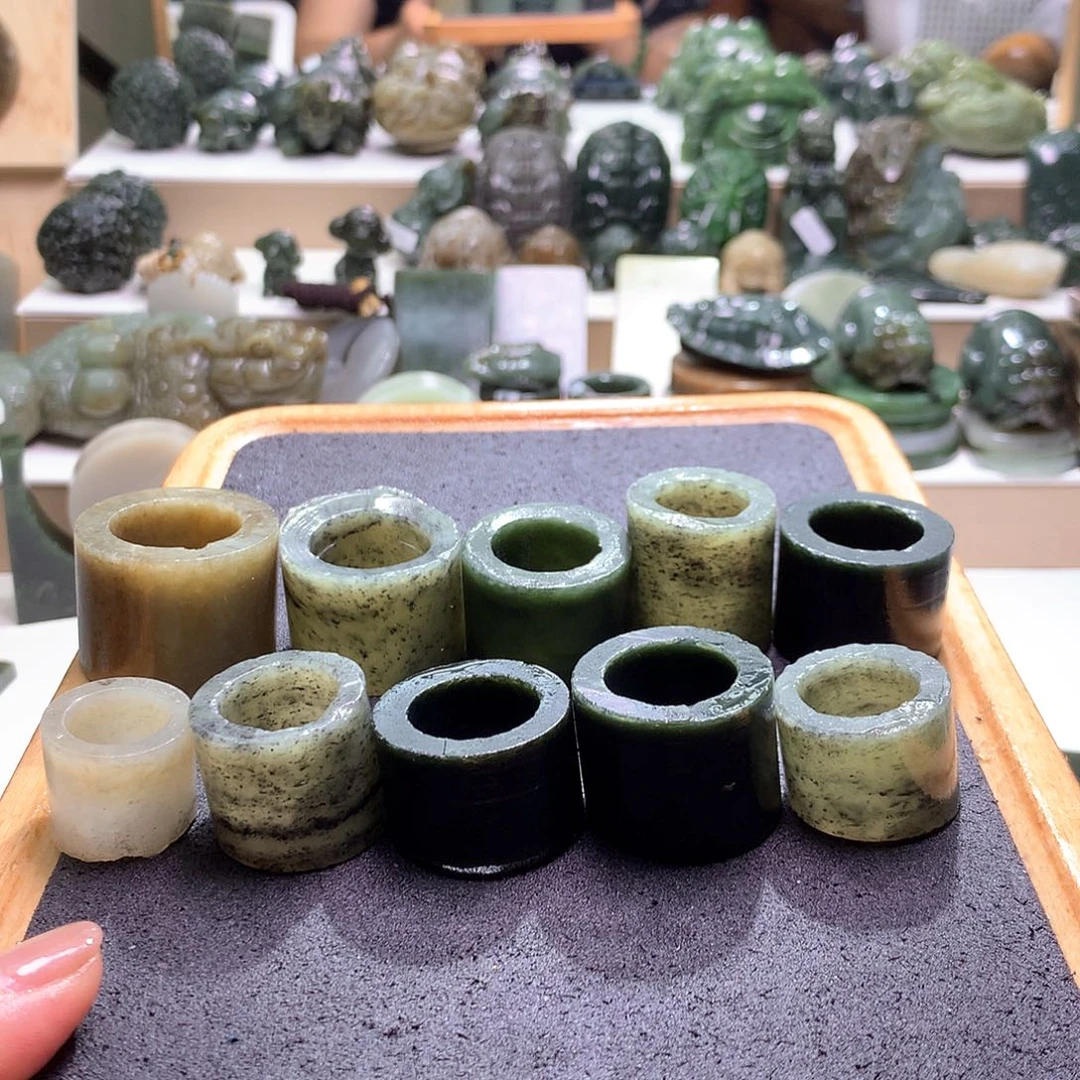 胡***室颈饰未镶嵌和田玉