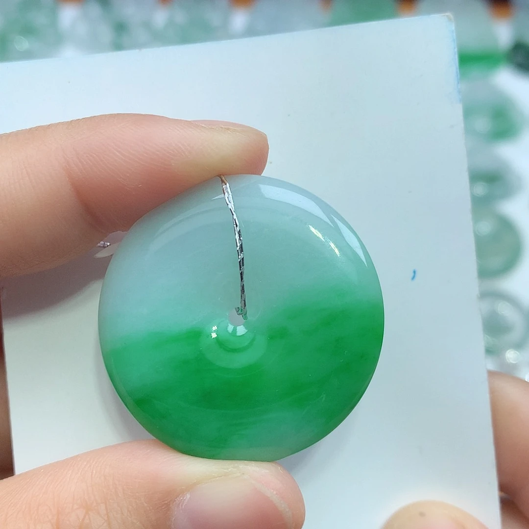 翡翠颈饰未镶嵌平安扣