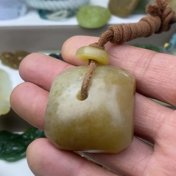 飞***象和田玉未镶嵌颈饰