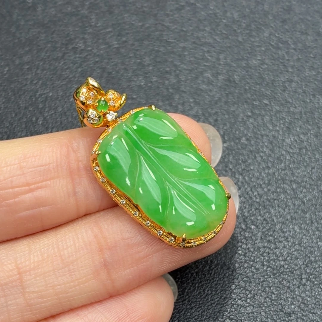 翡翠18K金镶嵌颈饰