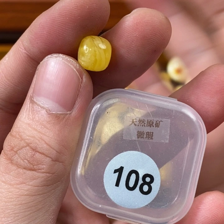 蜜蜡未镶嵌珠宝奇石