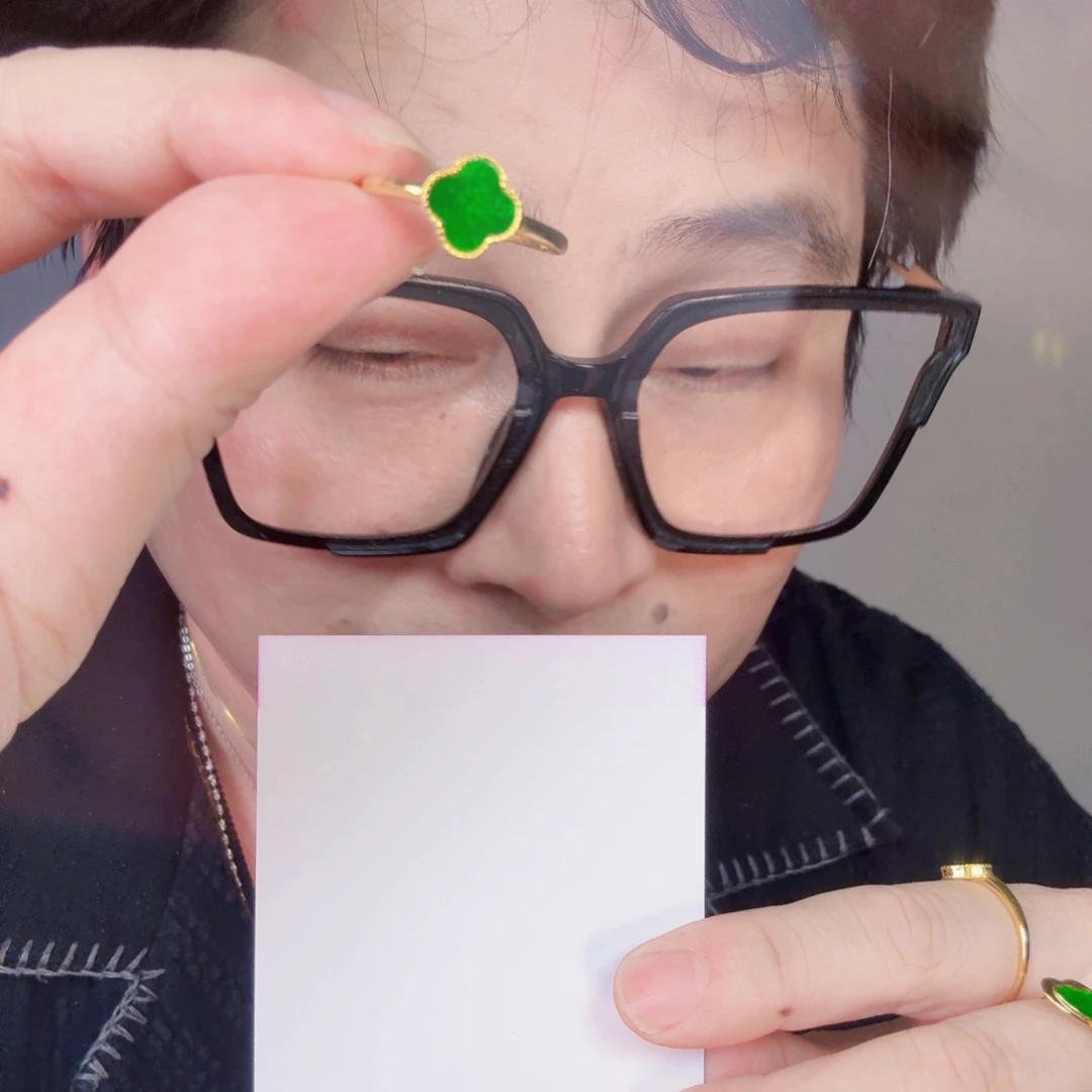 翡翠未镶嵌颈饰一件