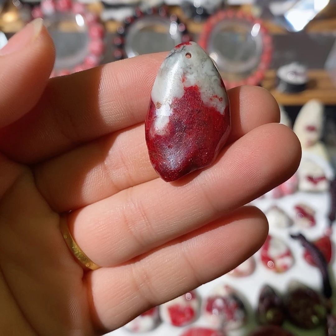 天然辰砂原石晶体吊坠