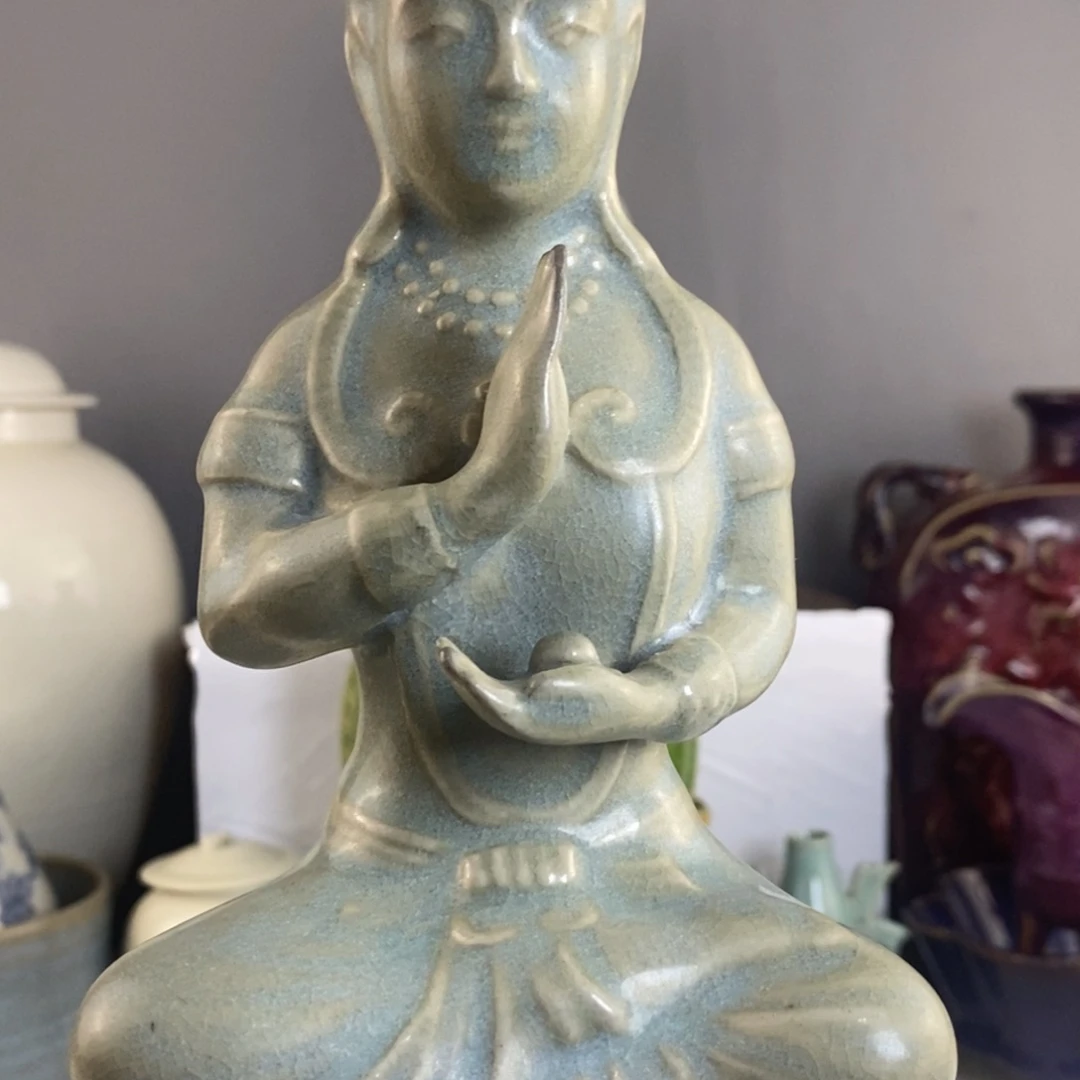 天蓝色釉的人物像