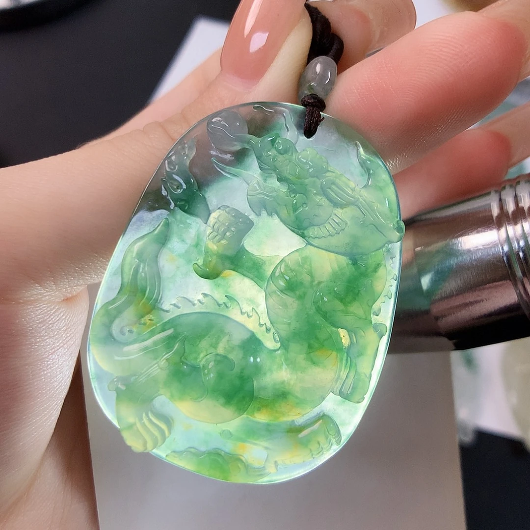 翡翠未镶嵌颈饰龙牌