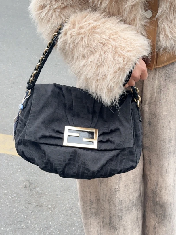 95新 FENDI/芬迪 芬迪黑花腋下包包