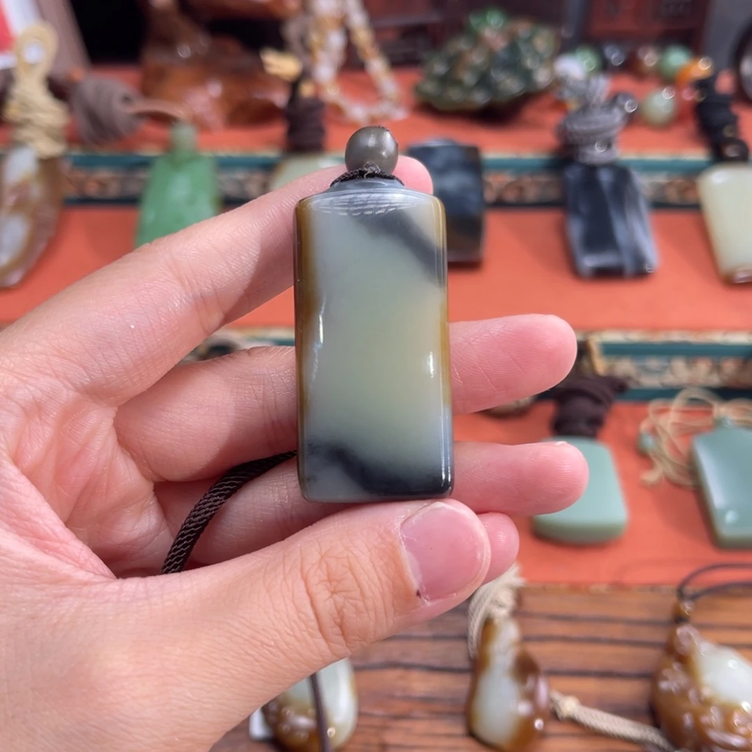 和田玉颈饰未镶嵌霸*哥