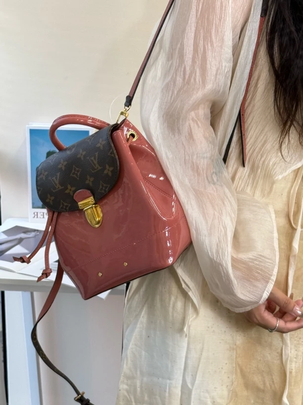 95新 LouisVuitton/路易威登 红色漆皮双肩包时尚实用出行必备