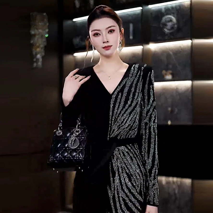 NIMðSHI【专柜飞】新款轻奢钉珠设计显瘦气质中长款简约连衣裙Q1185