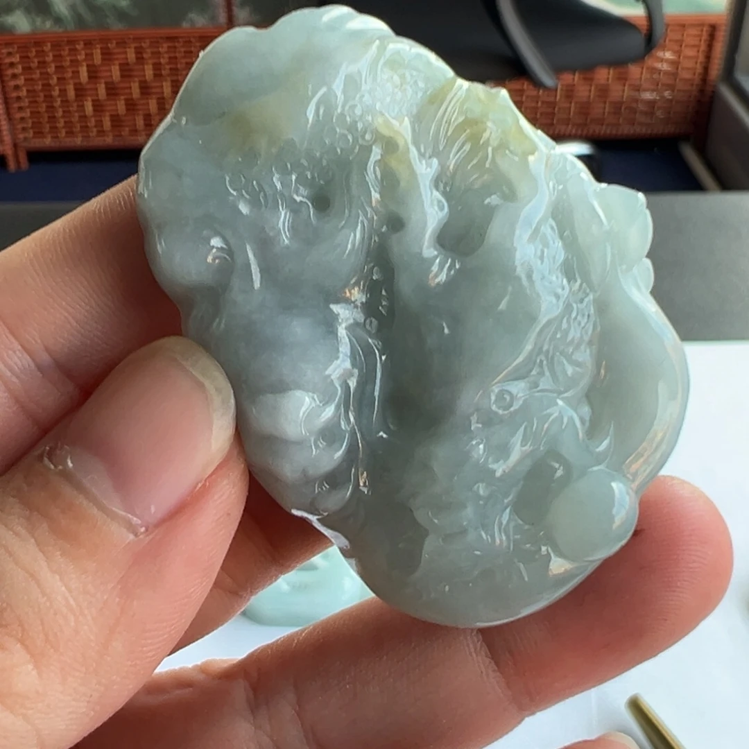 翡翠未镶嵌颈饰龙
