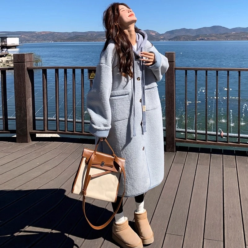 蓝色连帽皮毛一体羊羔毛大衣女中长款2025冬季新款韩版宽松过膝厚