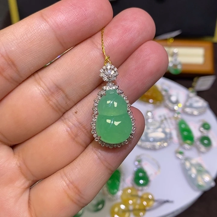 【闪购商品】翡翠18K金镶嵌颈饰